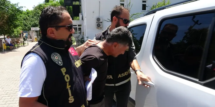 Eski eşini boğazından bıçaklayıp ölene kadar başında bekleyen zanlı adliyeye çıkarıldı