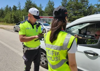 Trafik ekiplerinden bayram tatilinin son gününde sıkı denetim
