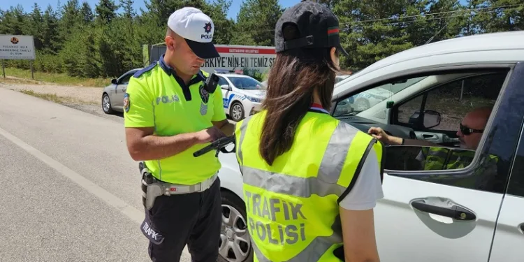 Trafik ekiplerinden bayram tatilinin son gününde sıkı denetim