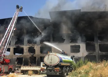 Aydın OSB’deki yangında 2 itfaiye personeli dumandan etkilendi