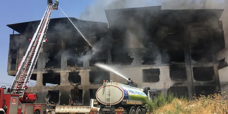 Aydın OSB’deki yangında 2 itfaiye personeli dumandan etkilendi