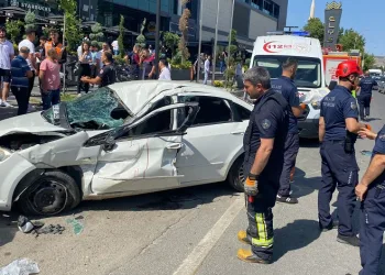 Elazığ’da otomobil tıra çarptı: 3 yaralı