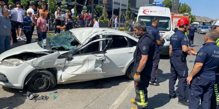 Elazığ’da otomobil tıra çarptı: 3 yaralı