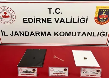 Araçta uyuşturucu ve kullanma aparatı ele geçirildi