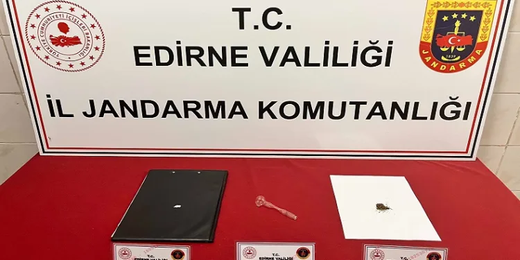 Araçta uyuşturucu ve kullanma aparatı ele geçirildi