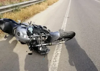 Bariyerlere çarpan motosiklet sürücüsü hayatını kaybetti