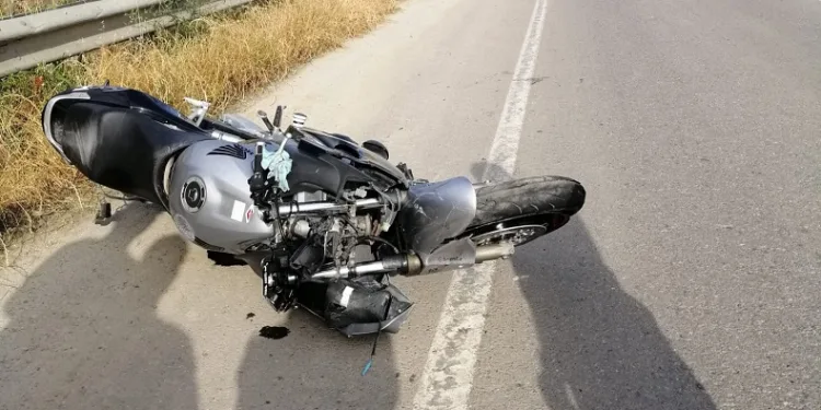 Bariyerlere çarpan motosiklet sürücüsü hayatını kaybetti