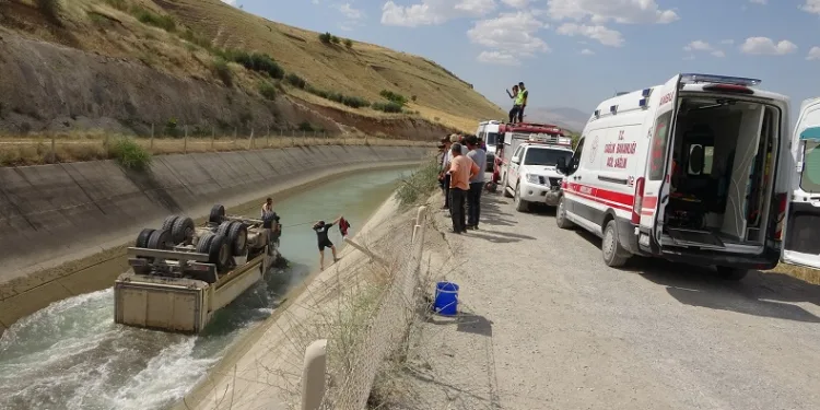 HES kanalına düşen kamyonun sürücüsü hayatını kaybetti