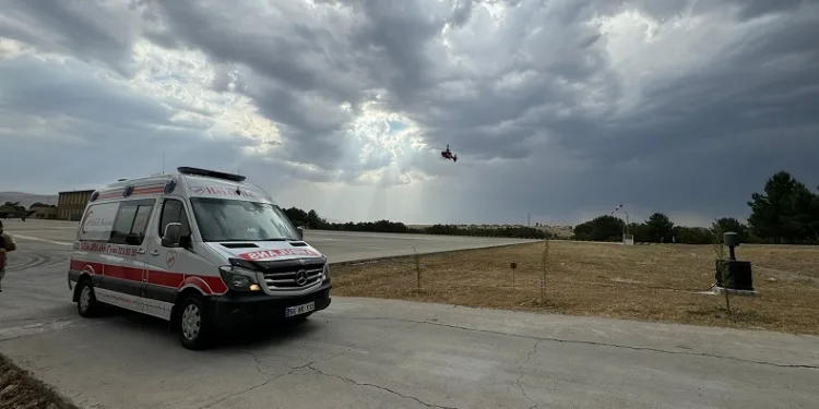 Siirt’te solunum sorunu yaşayan 1 kilogramlık ikiz bebekler Van’a sevk edildi