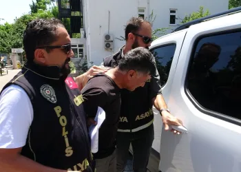 Eski eşinin boğazını kesip başında bekleyen zanlı tutuklandı