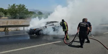 Seyir halindeki otomobil küle döndü
