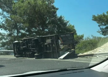 Freni patlayan kamyon devrildi: 2 yaralı