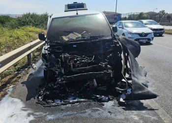 Bandırma’da seyir halindeki araç alev aldı