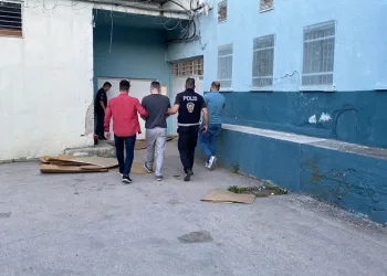 Kastamonu’da 29 yıl hapis cezasıyla aranan şahıs saklandığı adreste yakalandı