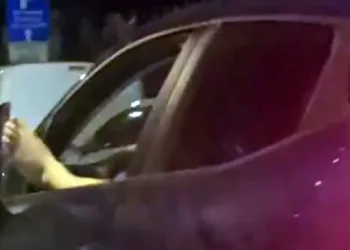 Seyir halindeyken ayağını camdan çıkartan sürücü trafiği tehlikeye soktu