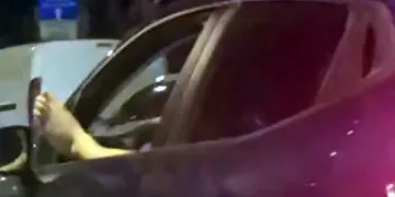 Seyir halindeyken ayağını camdan çıkartan sürücü trafiği tehlikeye soktu