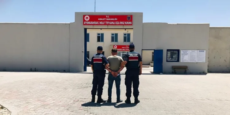 İki ayrı suç kaydından 6 yıl hapisle aranan şahsı jandarma yakaladı