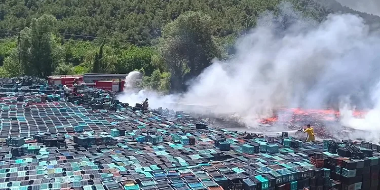 Amasya’da plastik kasalar yandı, dumanlar kilometrelerce öteden görüldü