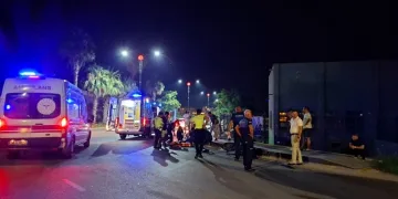 Motosiklet ile otomobil çarpıştı: 2 yaralı