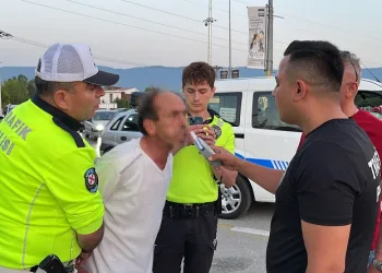 Yol kenarına tuvaletini yapan alkollü sürücü polise yakalandı: Ehliyetine el konuldu
