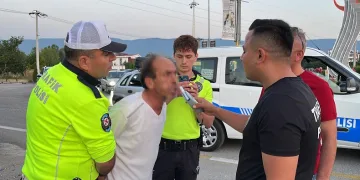 Yol kenarına tuvaletini yapan alkollü sürücü polise yakalandı: Ehliyetine el konuldu