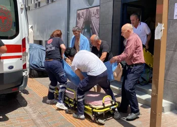 Hamamda düşerek başını çarpan 70 yaşındaki adam ambulansta hayata döndürüldü