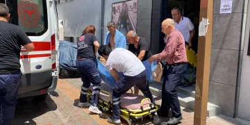 Hamamda düşerek başını çarpan 70 yaşındaki adam ambulansta hayata döndürüldü