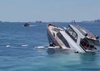Fatih açıklarında su alan tekne battı