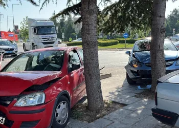 Kaza yapan iki otomobil ağaca çarparak durabildi