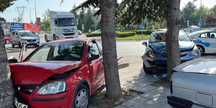 Kaza yapan iki otomobil ağaca çarparak durabildi