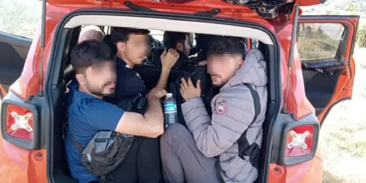 Kırklareli’nde dur ihtarına uymayan araçta kaçak göçmen yakalandı
