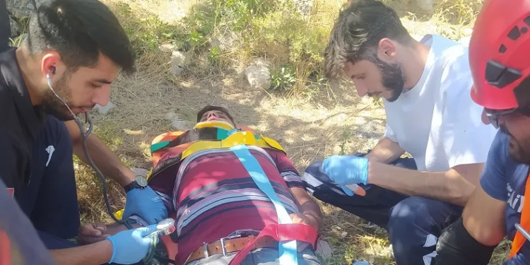Kayalıklarda mahsur kalan şahsı AFAD kurtardı