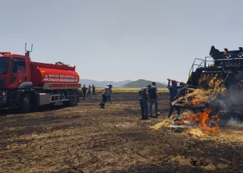Burdur’da balya makinesinden çıkan yangında 9 dekarlık arazi kül oldu