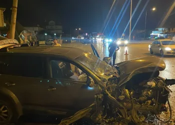 Samsun’da cip beton direğe çarptı:2 yaralı