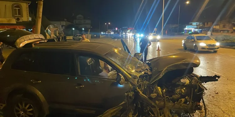 Samsun’da cip beton direğe çarptı:2 yaralı