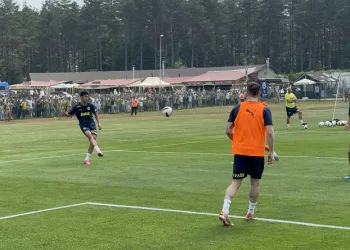 Fenerbahçe, taraftara açık antrenman yaptı