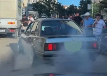 Düğün alanında lastik yakan magandaya bin 400 TL ceza