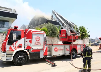 Antalya’da lüks tripleks villa yangını