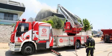 Antalya’da lüks tripleks villa yangını