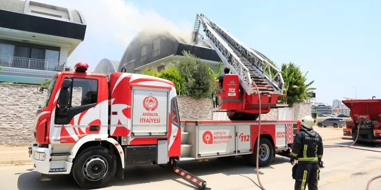 Antalya’da lüks tripleks villa yangını