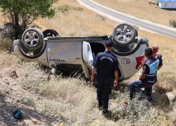 Elazığ’da otomobil şarampole yuvarlandı: 4 yaralandı
