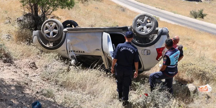 Elazığ’da otomobil şarampole yuvarlandı: 4 yaralandı