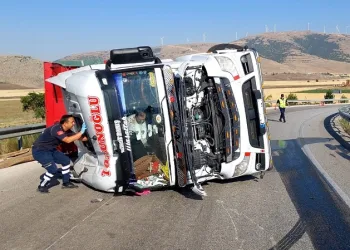 Bariyerlere çarpıp devrilen kamyonun sürücüsü yaralandı