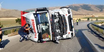 Bariyerlere çarpıp devrilen kamyonun sürücüsü yaralandı