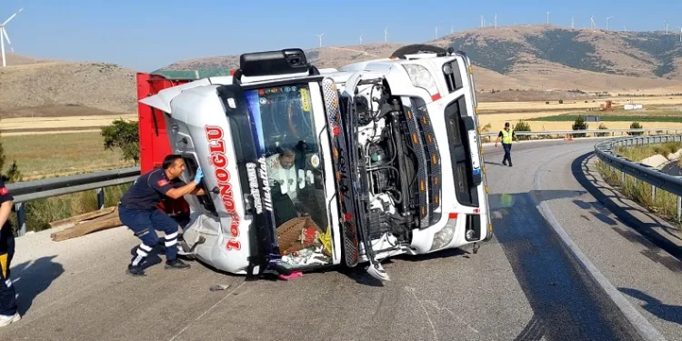 Bariyerlere çarpıp devrilen kamyonun sürücüsü yaralandı
