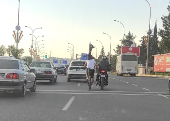 Motosiklete tutunan bisikletlinin tehlikeli yolculuğu kameraya yansıdı