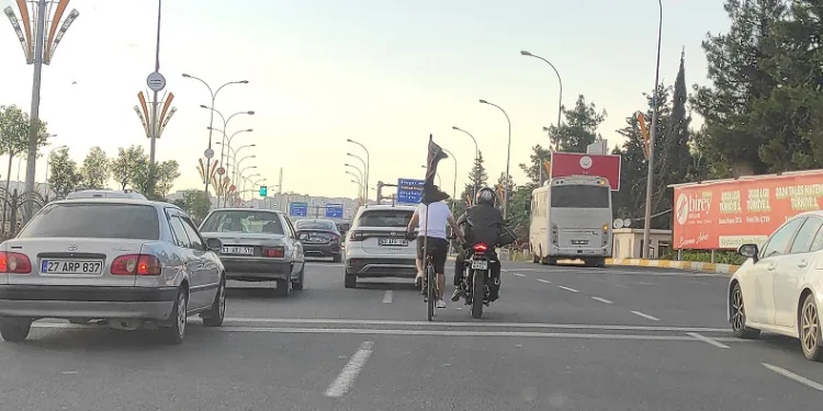 Motosiklete tutunan bisikletlinin tehlikeli yolculuğu kameraya yansıdı