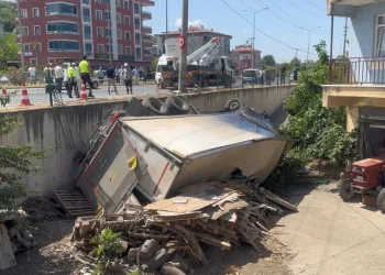 Kamyon, yolcu minibüsüne çarparak evin bahçesine uçtu: 1’i ağır 11 yaralı