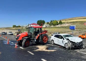 Ağrı’da yola atlayan traktör kazaya neden oldu