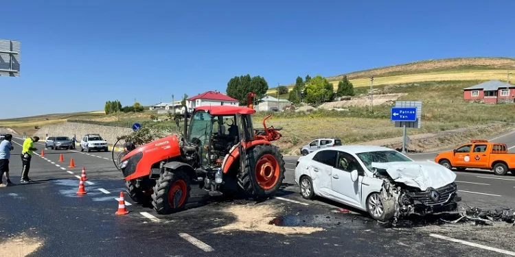 Ağrı’da yola atlayan traktör kazaya neden oldu